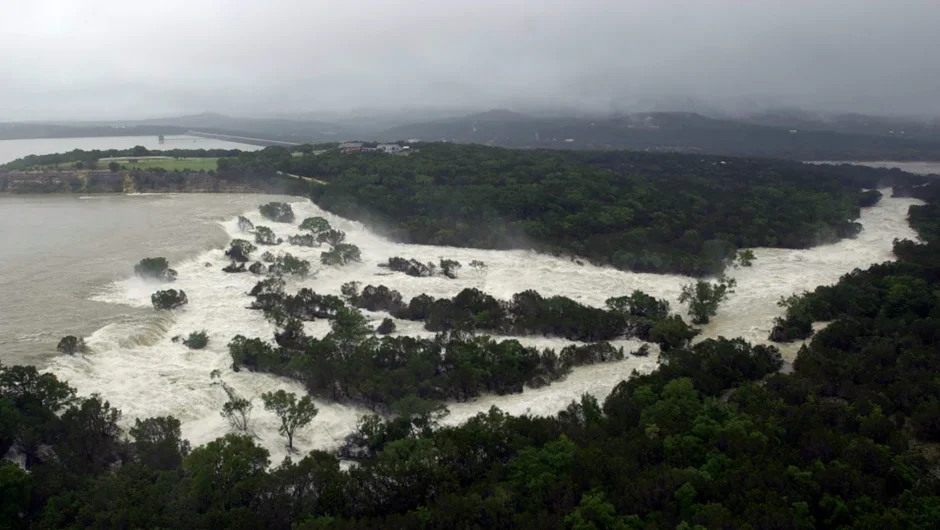 Στο βυθισμένο στο πένθος Τέξας ταξιδεύει ο Τραμπ – Τουλάχιστον 120 οι νεκροί, πάνω από 170 οι αγνοούμενοι