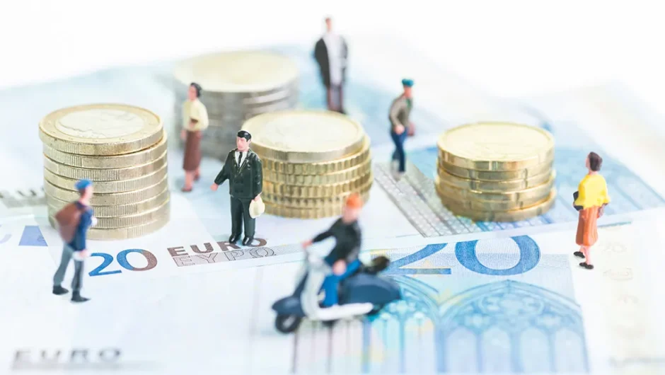 Η… ανήκεστος βλάβη μισθών και εργασίας στην Ελλάδα
