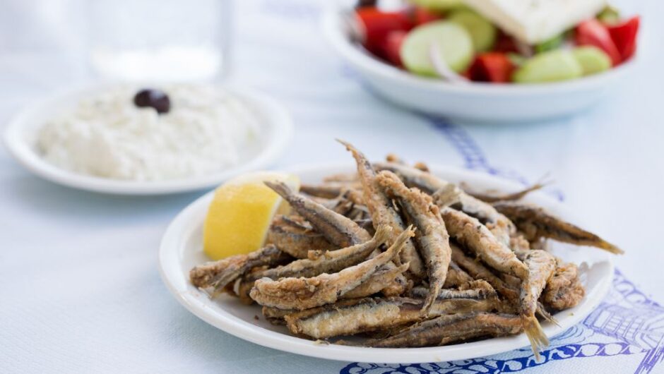 Ήσυχες διακοπές με φρέσκο ψάρι και χαμηλό budget: Το υποτιμημένο νησί με τις 40 παραλίες δεν έχει ούτε λεφούσια τουριστών, ούτε beach bars