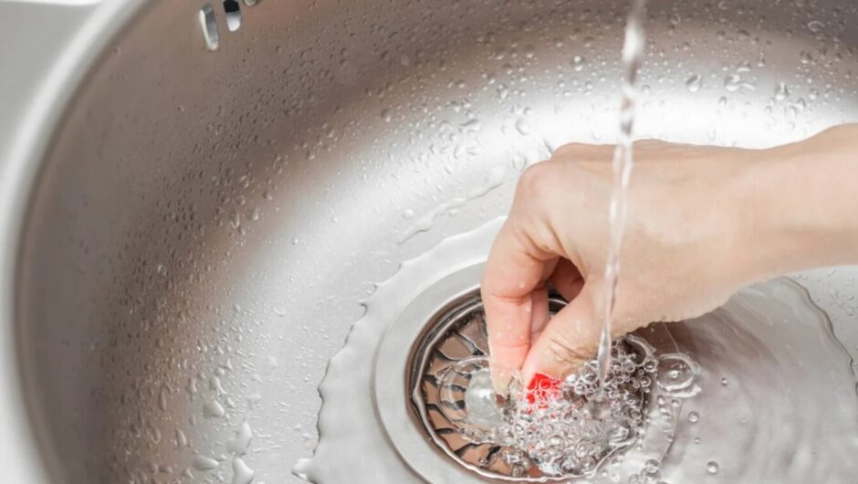 Πώς να καθαρίσετε τον νεροχύτη της κουζίνας με ξίδι και μαγειρική σόδα