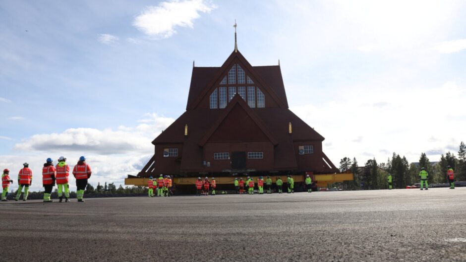 Σουηδία: Μετέφεραν εκκλησία 672 τόνων που κινδύνευε από καθίζηση