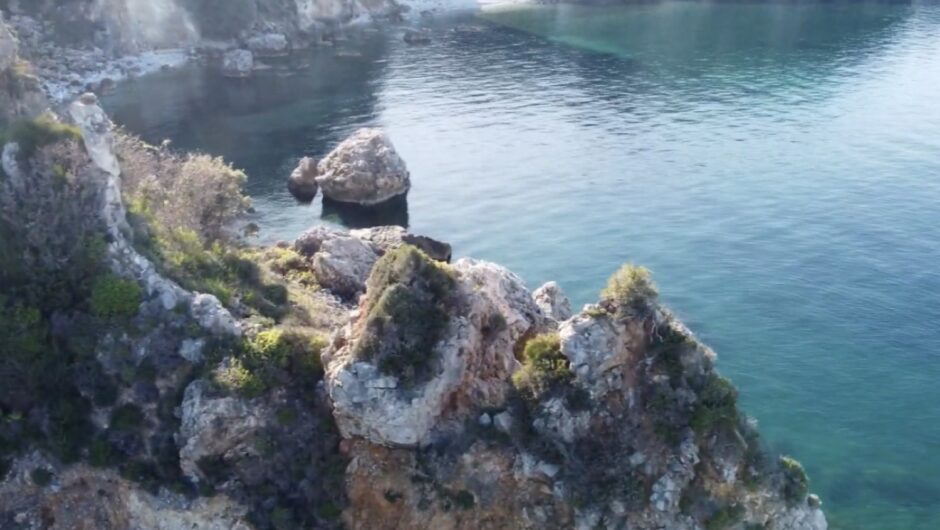 Αυτή είναι η παραλία της Λάρισας που ελάχιστοι γνωρίζουν – Το Τηγάνι με τις μεγάλες ηφαιστειογενείς πέτρες και το πλοίο με το χρυσό… (βίντεο)