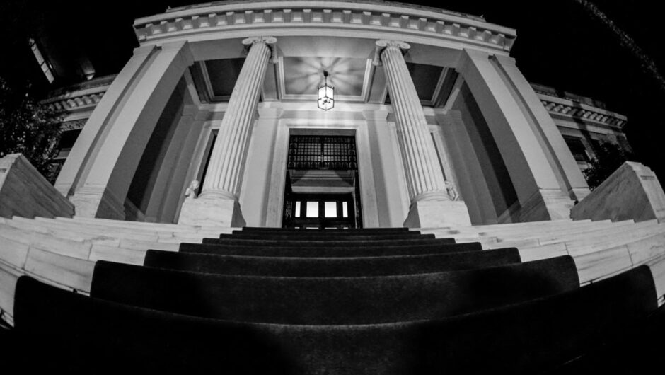 Καθεστώς σε κρίση