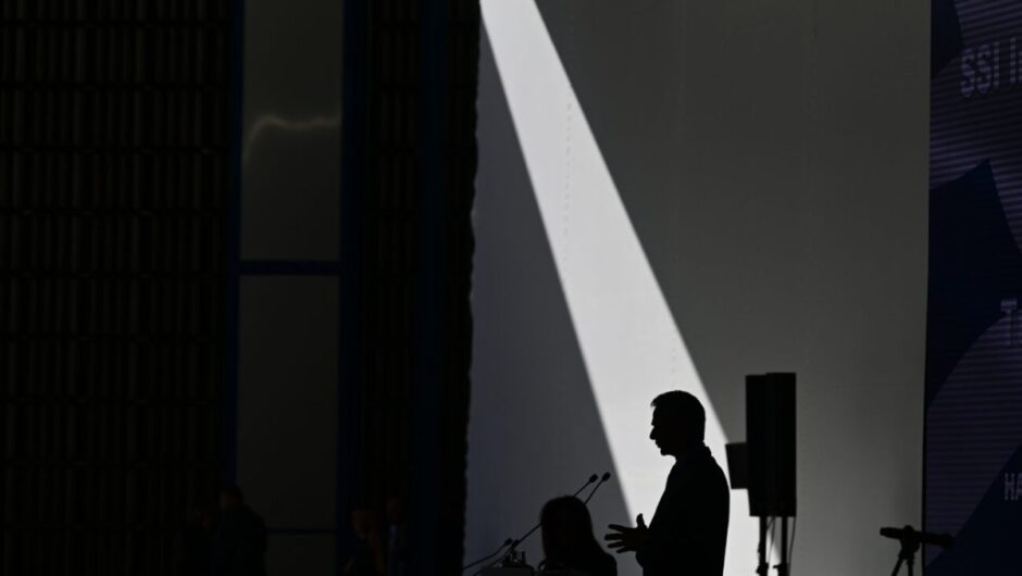 Κάποιες φορές η φυγή προς τα εμπρός μπορεί να γίνει άλμα στο κενό