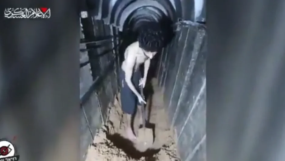 Στη δημοσιότητα βίντεο με ισραηλινό όμηρο να σκάβει, πιθανώς, τον τάφο του – Απήχθη στις 7 Οκτωβρίου 2023 από τη Χαμάς