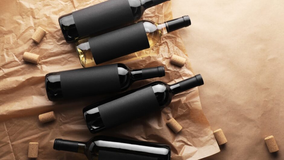 Μην πετάτε τα άδεια μπουκάλια κρασιού – Πώς μπορείτε να τα μετατρέψετε σε πανέμορφα ανθοδοχεία