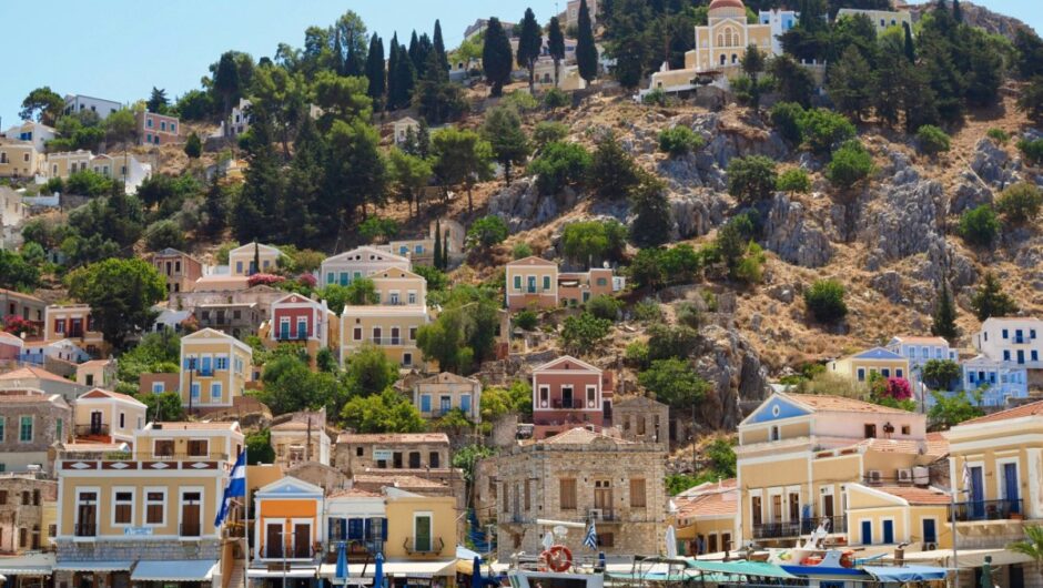 Ελληνικά νησιά εκτός ελέγχου: Ο υπερτουρισμός πλήττει το «καλό όνομα» της χώρας ως προορισμού