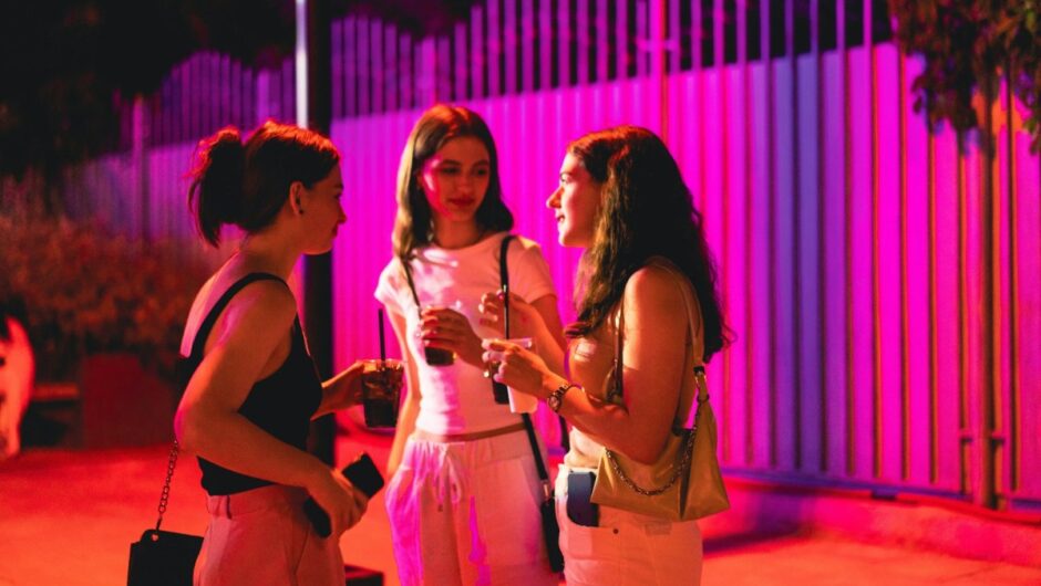 Όσα λένε μεταξύ τους: Τι συζητούν οι άνδρες και τι οι γυναίκες στις παρέες τους;