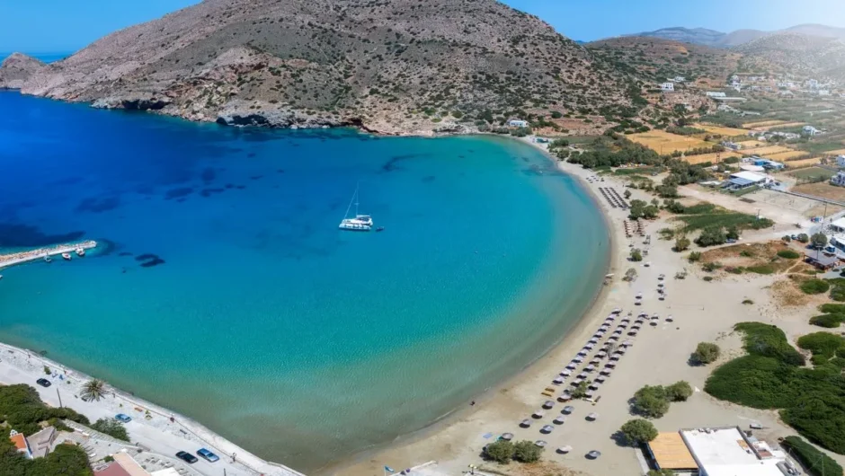 10 παραλίες ιδανικές για οικογένειες σε 10 νησιά των Κυκλάδων