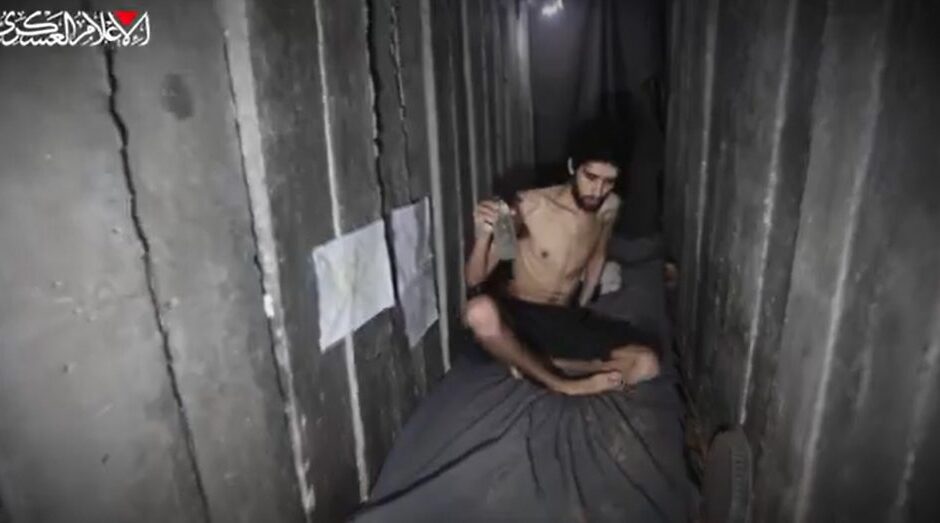 Γάζα: Bίντεο με εξασθενημένο Ισραηλινό όμηρο και μωρά που λιμοκτονούν παρουσίασε η Χαμάς