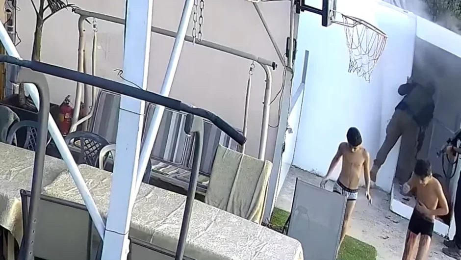 Σοκαριστικό βίντεο από την επίθεση της Χαμάς στις 7 Οκτωβρίου 2023 – Εκτελούν πατέρα μπροστά στα παιδιά του