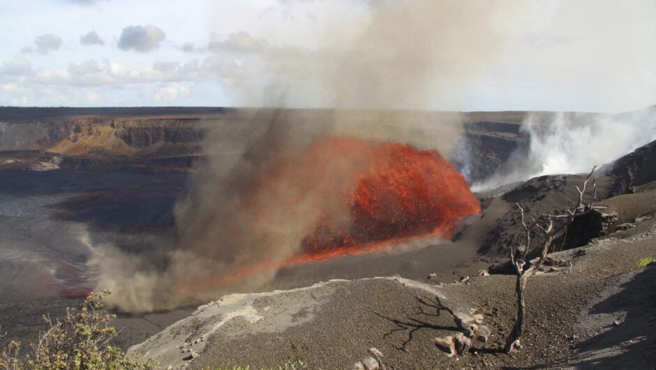 Χαβάη: Το ηφαίστειο Κιλαουέα «βρυχάται» ξανά και εκτοξεύει λάβα ύψους 30 μέτρων – Εντυπωσιακά βίντεο