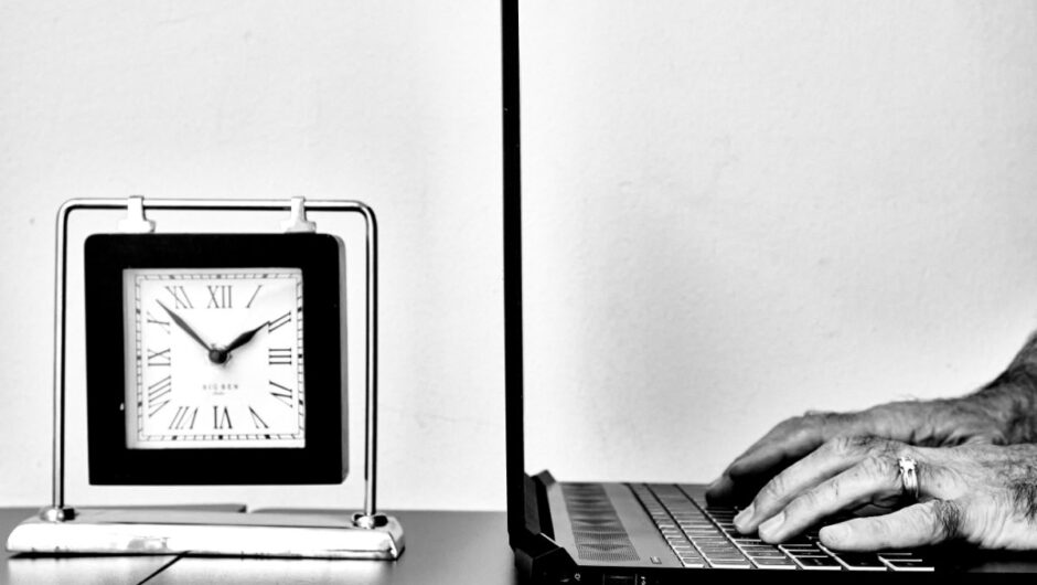 Ζητούνται «δεθελοντές» για 13ωρη εργασία – Ειδικοί καταρρίπτουν τις «προφάσεις εν αμαρτίαις» της κυβέρνησης