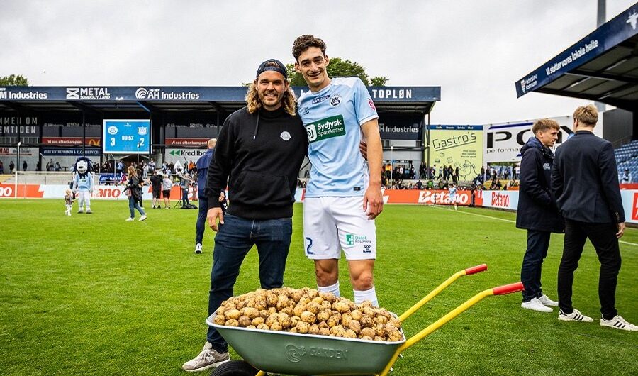 Απίστευτο: Ποδοσφαιριστής στη Δανία βγήκε MVP κι έλαβε ως βραβείο… 55 κιλά πατάτες!
