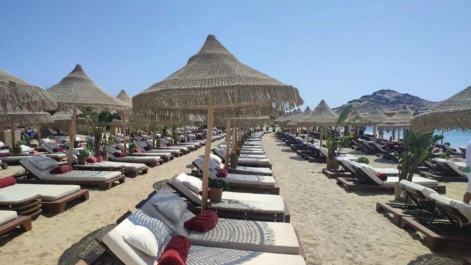 «Μόνο 450 ευρώ στην πρώτη σειρά» – TikToker προκαλεί αντιδράσεις για τις «φθηνές» ξαπλώστρες στη Μύκονο