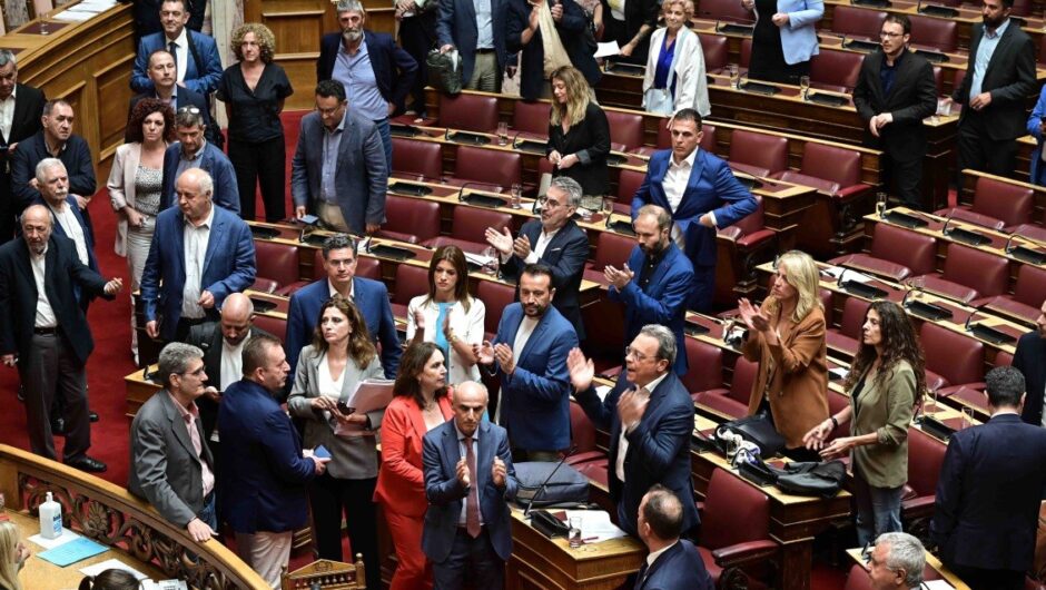 Ο Μητσοτάκης εν εξάλλω ξεφτιλίζει τη Βουλή, και δεν βλέπει ότι φέρνει πιο κοντά τη στιγμή που ο λαός θα πει «η κυβέρνησις εάλω»