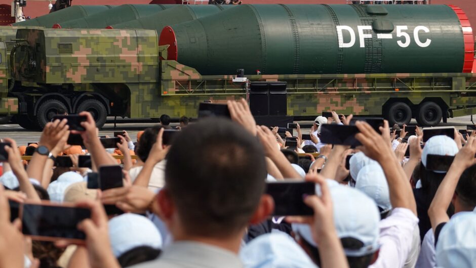 Κίνα – Στρατιωτική παρέλαση με νέα όπλα: Επίδειξη ισχύος από τον Σι υπό το βλέμμα Πούτιν και Κιμ – Ενοχλημένος ο Τραμπ