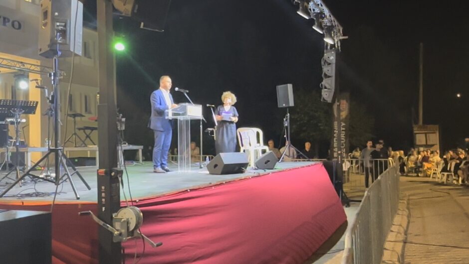 Δείτε βίντεο: Αποδοκίμασαν τον υφ. Αγροτικής Ανάπτυξης Χρήστο Κέλλα κατά την ομιλία του στα Φάρσαλα