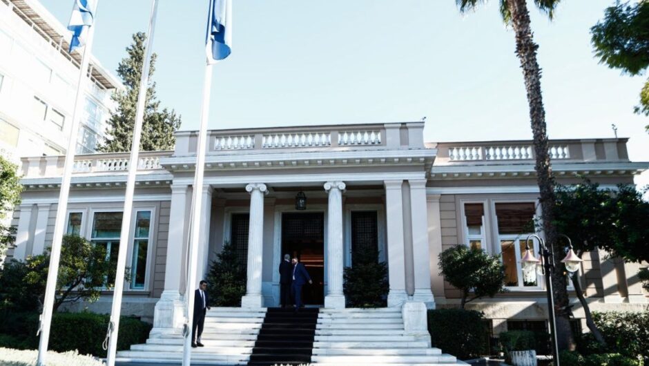 Με Καραμανλή, Σαμαρά, Τσίπρα, Παπανδρέου, απαντά το Μαξίμου για να αρνηθεί την κατάθεση Μητσοτάκη στην Εξεταστική