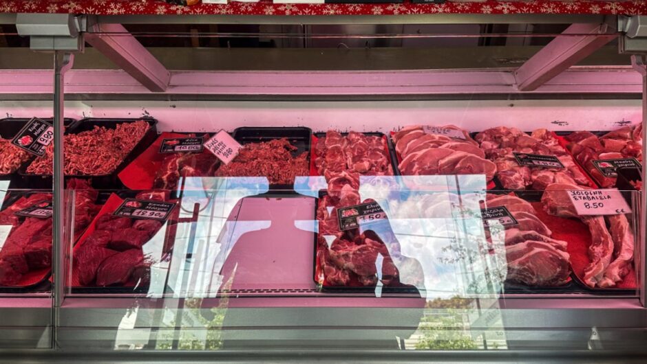 Χρυσάφι πληρώνουν το κρέας οι καταναλωτές