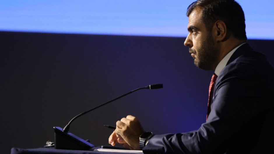 Τα μπετοναρισμένα ΜΜΕ σε διάταξη «στριμώχνουν» τον Μητσοτάκη, αποκλεισμός μη φίλιων μέσων
