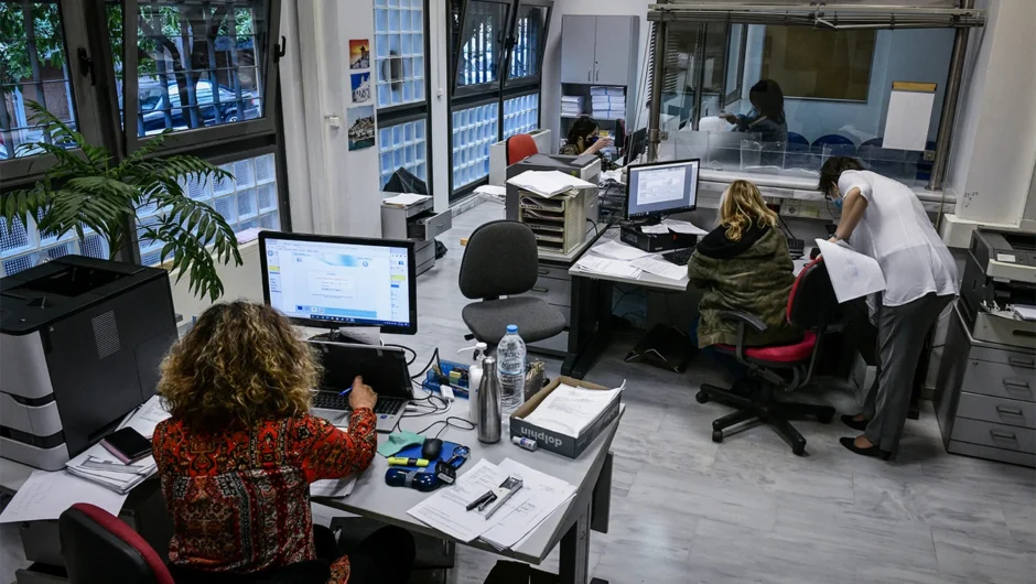 Δημόσιοι υπάλληλοι: Έρχονται αυξήσεις μισθών και φοροελαφρύνσεις