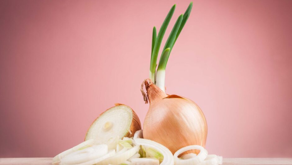 Το κόλπο με το κρεμμύδι που διώχνει το κρυολόγημα και καταπραΰνει τον πονόλαιμο – Δεν χρειάζεται να το φάτε