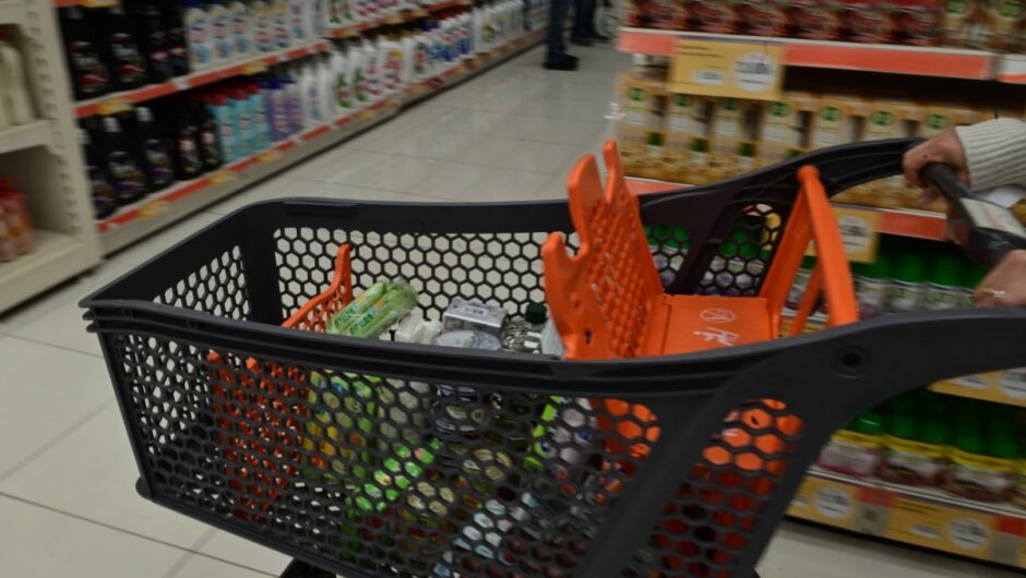 ΦΠΑ: Αμετακίνητη η κυβέρνηση, λέει «όχι» στη μείωσή του – Θα βοηθούσε στην αποκλιμάκωση των τιμών λένε οι πολίτες