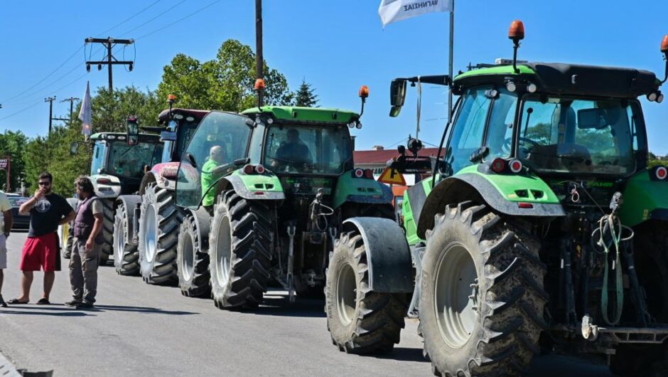 Αγρότες – Θεσσαλία / Πλημμύρισε τρακτέρ και οργή ο Ε65 – «Στερούν το ψωμί από τα παιδιά μας»