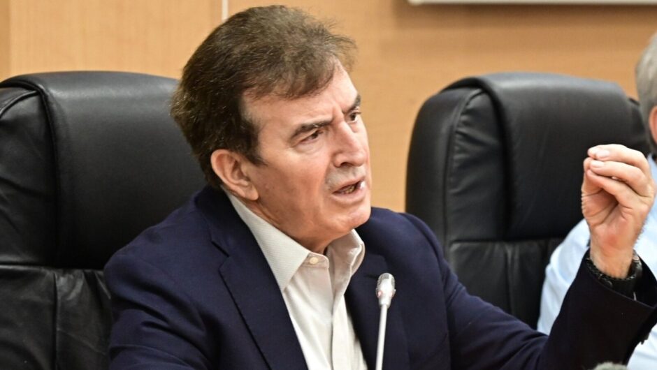 Στο βουλοκέρι στην έρευνα για το έγκλημα στα Τέμπη έπεσε ξυλόλιο, στου Χρυσοχοΐδη το σόου κανείς δεν έφαγε το κουτόχορτο