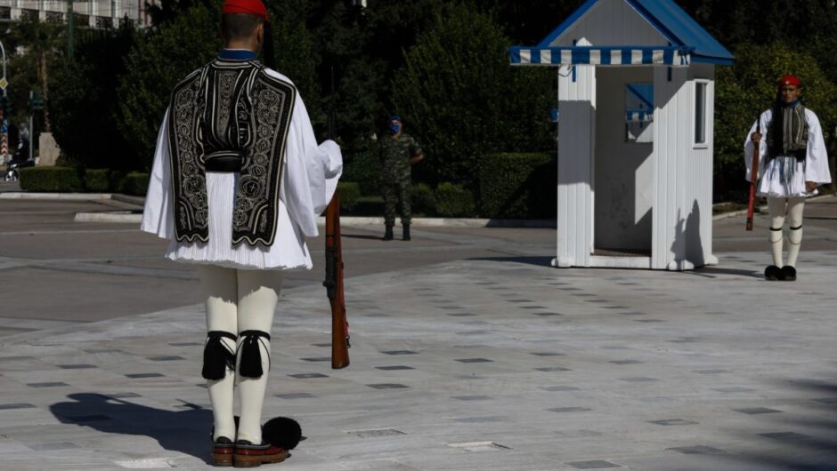 Πολιτική κόντρα για τον «Άγνωστο Στρατιώτη» – Μητσοτάκης: «Συμβολικό βάρος, να διαφυλάξουμε τον χαρακτήρα του μνημείου»