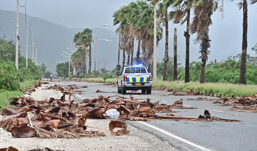 Ο τυφώνας Melissa «σφυροκοπά» την Τζαμάικα – Οι άνεμοι φτάνουν τα 295χλμ/ώρα 