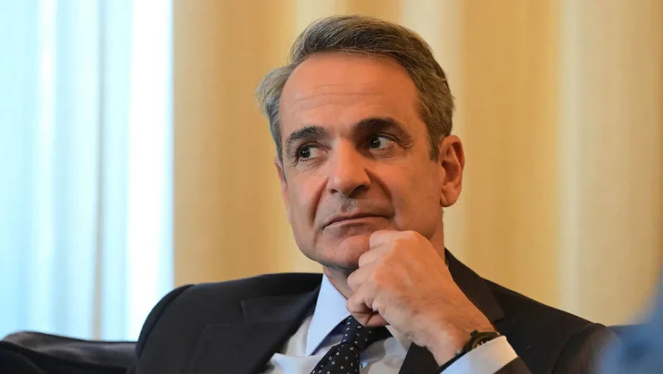 Μητσοτάκης: Κάνει το μαύρο άσπρο για το 13ωρο – Κατηγορεί την αντιπολίτευση για fake news