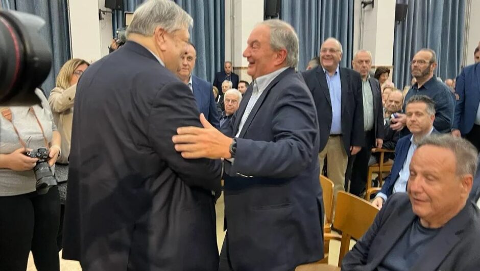 Στις συμπληγάδες της κριτικής Καραμανλή και Βενιζέλου για το θέμα των θεσμών το Μαξίμου – Η αμηχανία και η επίθεση