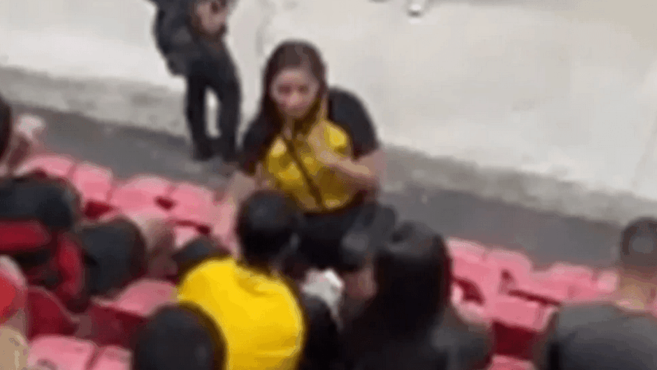 Βραζιλιάνα έπιασε τον σύντροφό της να την απατά στο γήπεδο, τον χαστούκισε και… έφυγε με την ερωμένη! (vid)