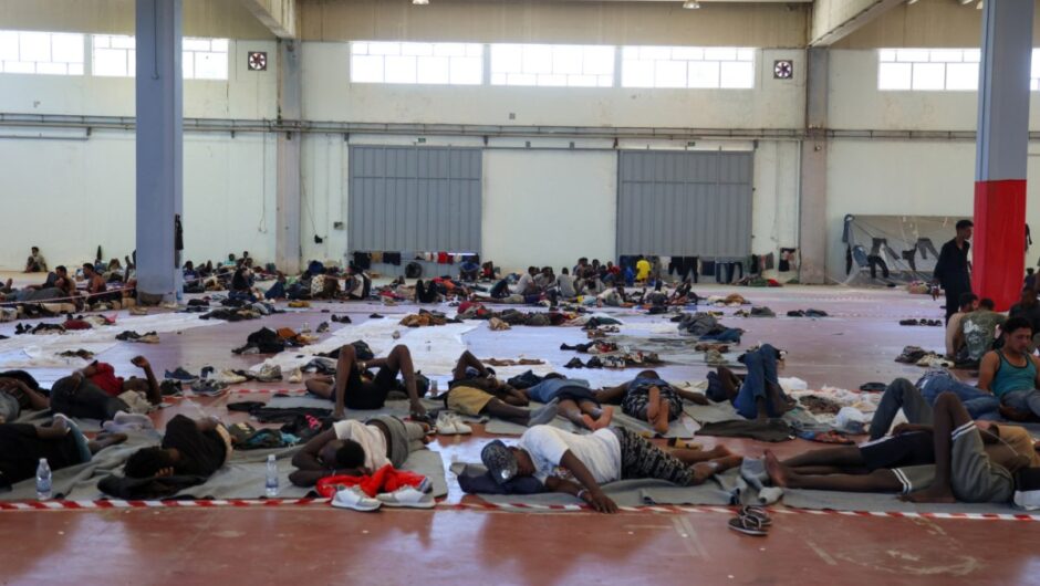 Απειλητικό έντυπο μοιράζει ο Πλεύρης στους μετανάστες – «Φύγετε από την Ελλάδα, αλλιώς φυλακή»