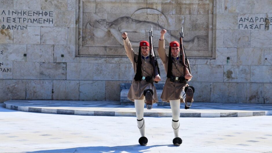 Ο Άγνωστος Στρατιώτης δεν πολέμησε ούτε για να σκοτώνονται στα Τέμπη παιδιά, ούτε για 13ωρη δουλειά και του ΟΠΕΚΕΠΕ τη λαμογιά