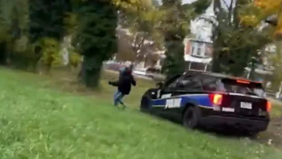 Σάλος με βίντεο που δείχνει περιπολικό να κυνηγάει για να χτυπήσει πολίτη