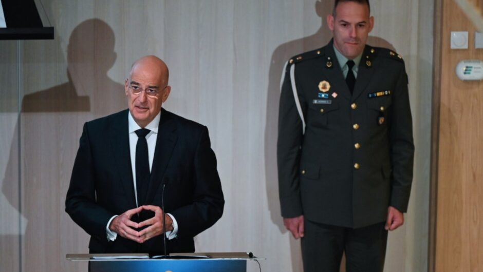 Η πρώτη αντίδραση Δένδια για το μνημείο του Αγνώστου Στρατιώτη μετά την ηχηρή διαφοροποίηση