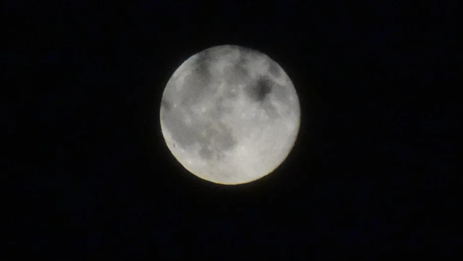 Ο ουρανός λάμπει με την υπερπανσέληνο του Οκτωβρίου – Τι συμβολίζει το «Φεγγάρι της Συγκομιδής