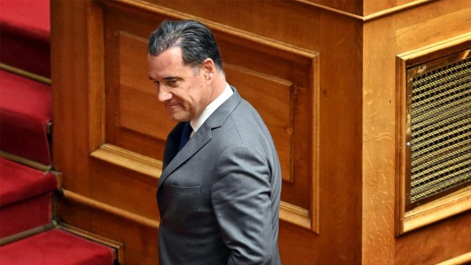 Με… βαλίτσες ο Άδωνης