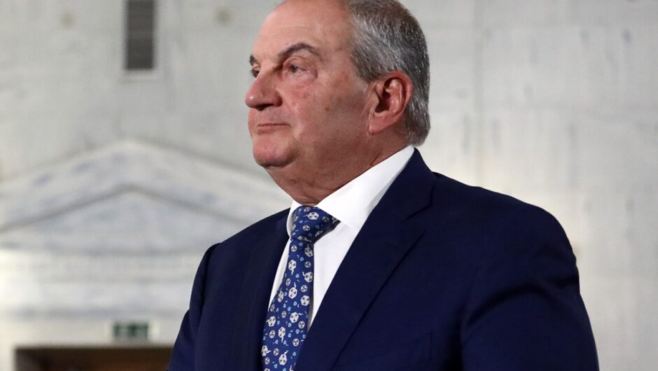 Ο Καραμανλής πυροβόλησε, ο Σαμαράς χειροκρότησε, και το Μαξίμου σε… πανικό