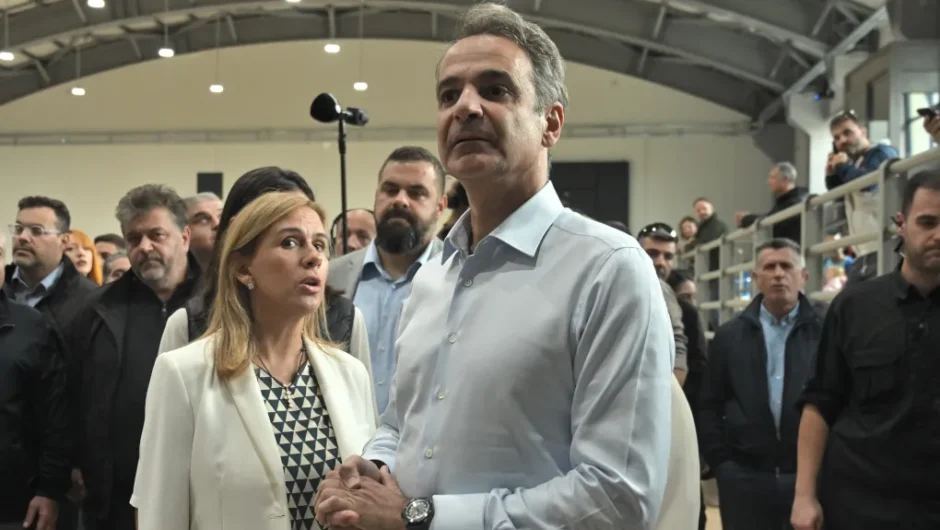 «Διαλύουν» με στοιχεία τα fake news Μητσοτάκη για 13ωρο και ακρίβεια