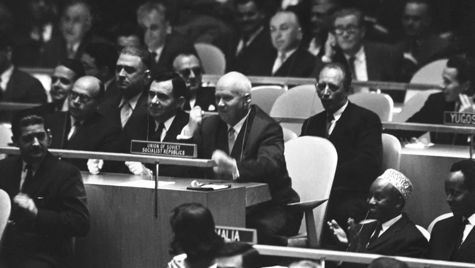 Σαν σήμερα 12 Οκτωβρίου: Ο Νικίτα Χρουστσόφ χτυπά το παπούτσι του στο τραπέζι του ΟΗΕ