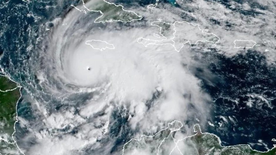 Ο «ισχυρότερος» τυφώνας του 2025 πλήττει την Τζαμάικα – Δείτε  εικόνες και βίντεο από την «Μελίσσα»