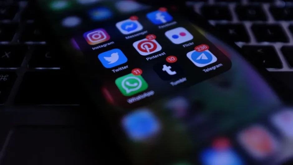 Ανθεί η παραπληροφόρηση στην Ελλάδα – Τα social media η βασική πηγή ενημέρωσης