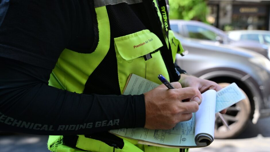 Οδήγηση: Το υπουργείο Μεταφορών απαντά αν επιτρέπεται ο καφές και το μπουφάν