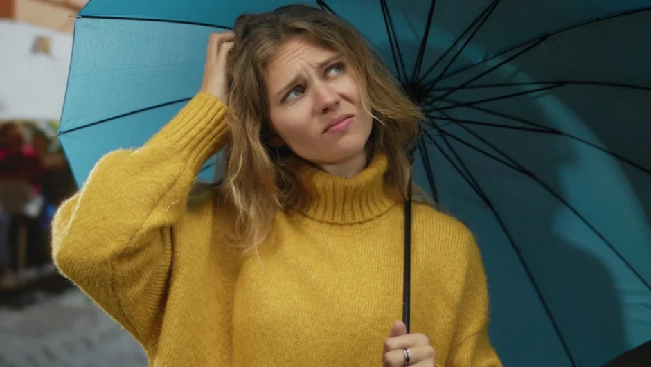 Τι παθαίνετε αν βγαίνετε από το σπίτι με βρεγμένα μαλλιά – Είχαν δίκιο οι μαμάδες μας που δεν μας άφηναν;