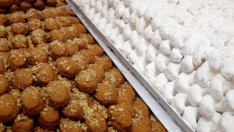 «Χρυσό» το χριστουγεννιάτικο τραπέζι – Στα 18 ευρώ το κιλό κουραμπιέδες και μελομακάρονα