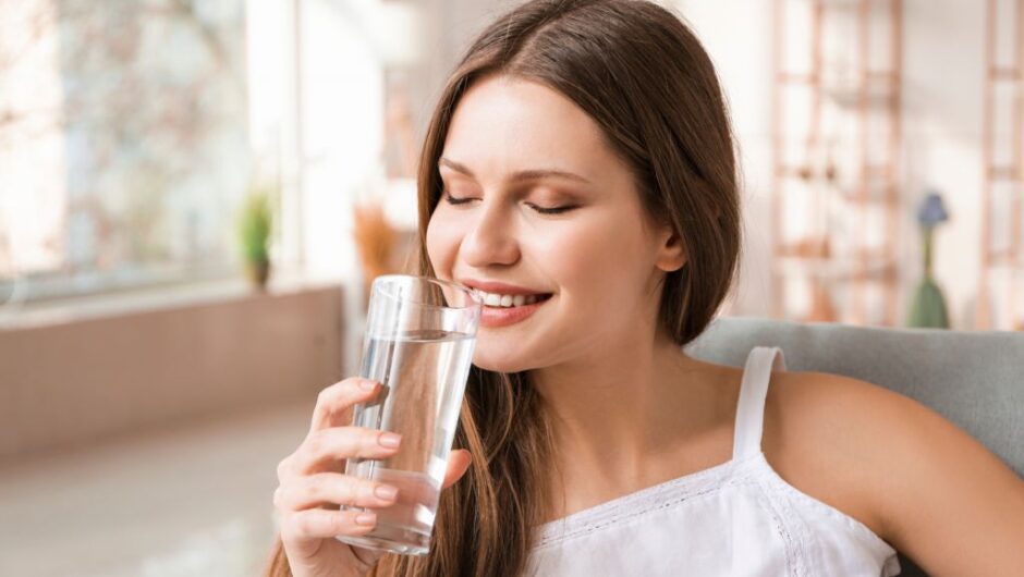 Μπορώ να χάσω κιλά αν πίνω πολύ νερό; Τι ισχύει πραγματικά